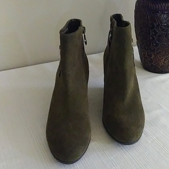 Sz 8.5M Olive Wedge Booties by Tahari - Picture 2 of 7
